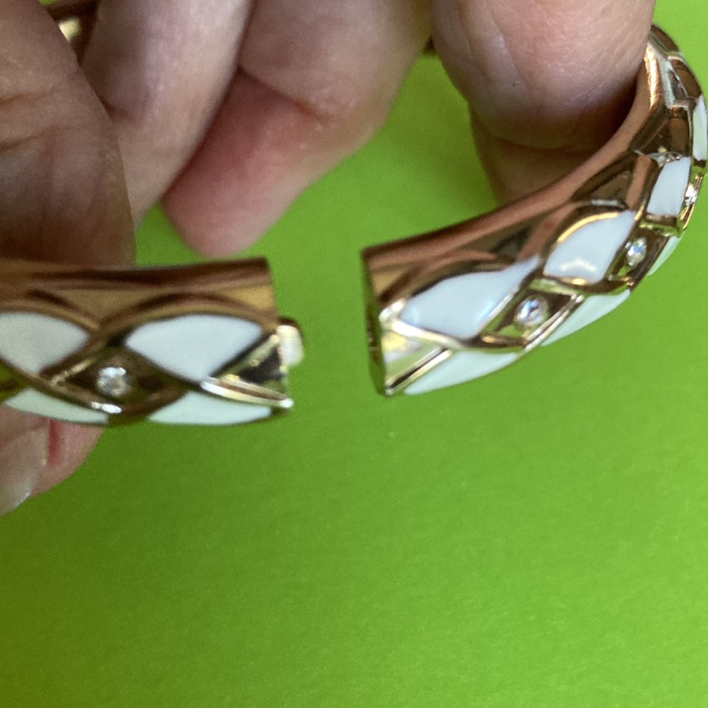 NWOT SEQUIN hinged bracelet, gt w/rhinestones in diamond shapes w/wh enamel $20 - Picture 2 of 5
